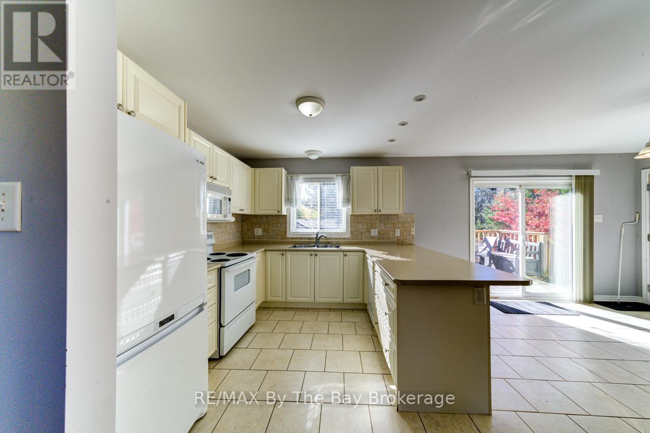 45 William Avenue, Wasaga Beach, Ontario  L9Z 2X3 - Photo 11 - S12524496