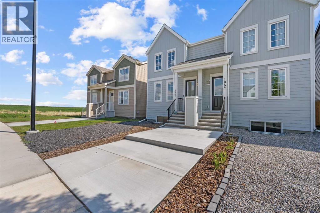 Property at 1961 Rangeview Drive SE image 2