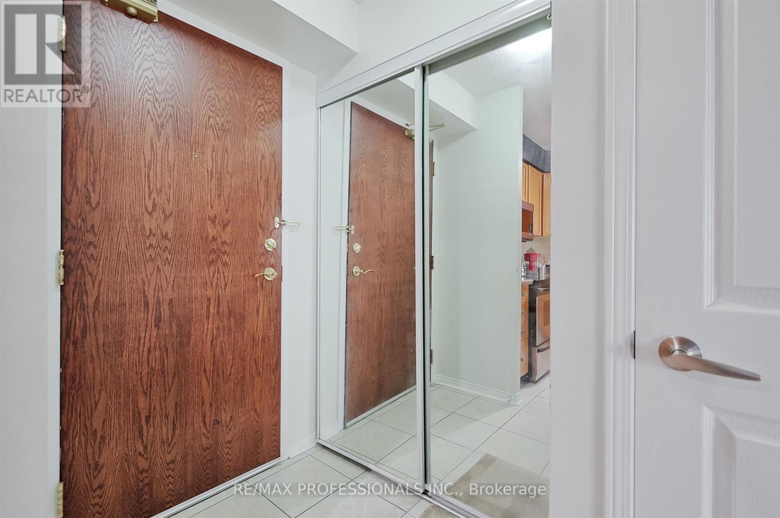 814 - 17 Michael Power Place, Toronto, Ontario M9A 5G5 - Photo 4 - W12518742