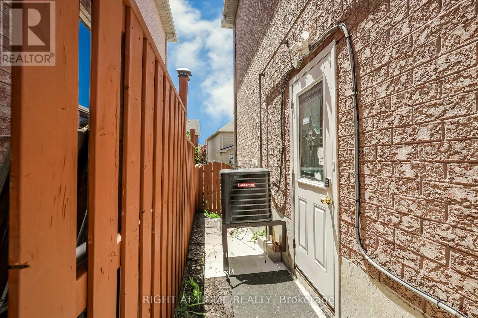 3470 Crimson King Circle, Mississauga, Ontario  L5N 8M9 - Photo 2 - W12524360