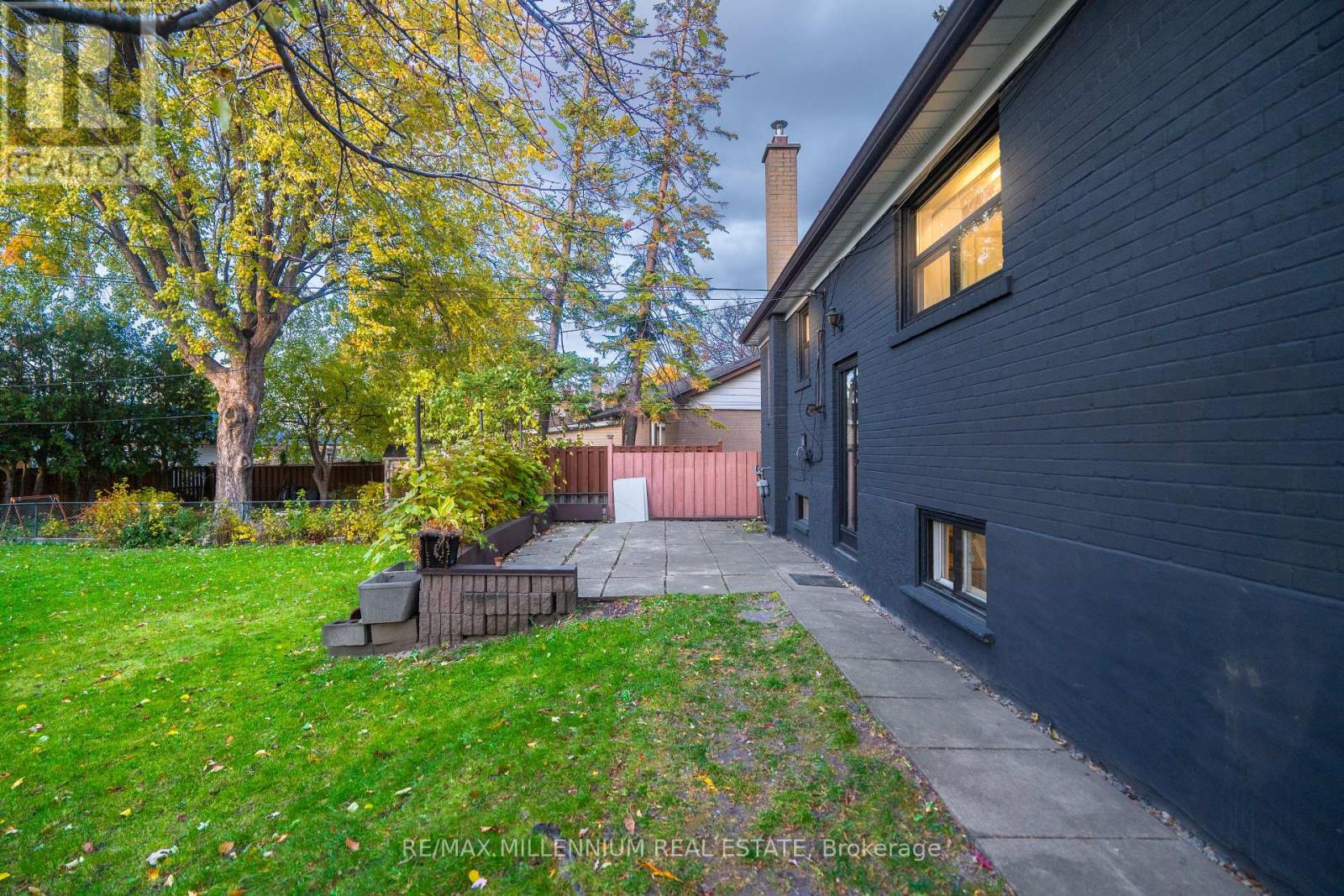 98 Stavely Crescent, Toronto, Ontario  M9W 2C8 - Photo 22 - W12524428