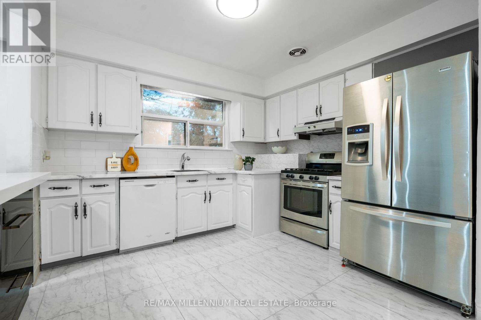 98 Stavely Crescent, Toronto, Ontario  M9W 2C8 - Photo 6 - W12524428