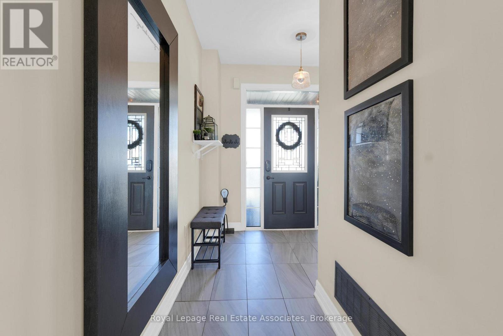 4316 Shuttleworth Drive, Niagara Falls, Ontario L2G 0X5 - Photo 5 - X12524422