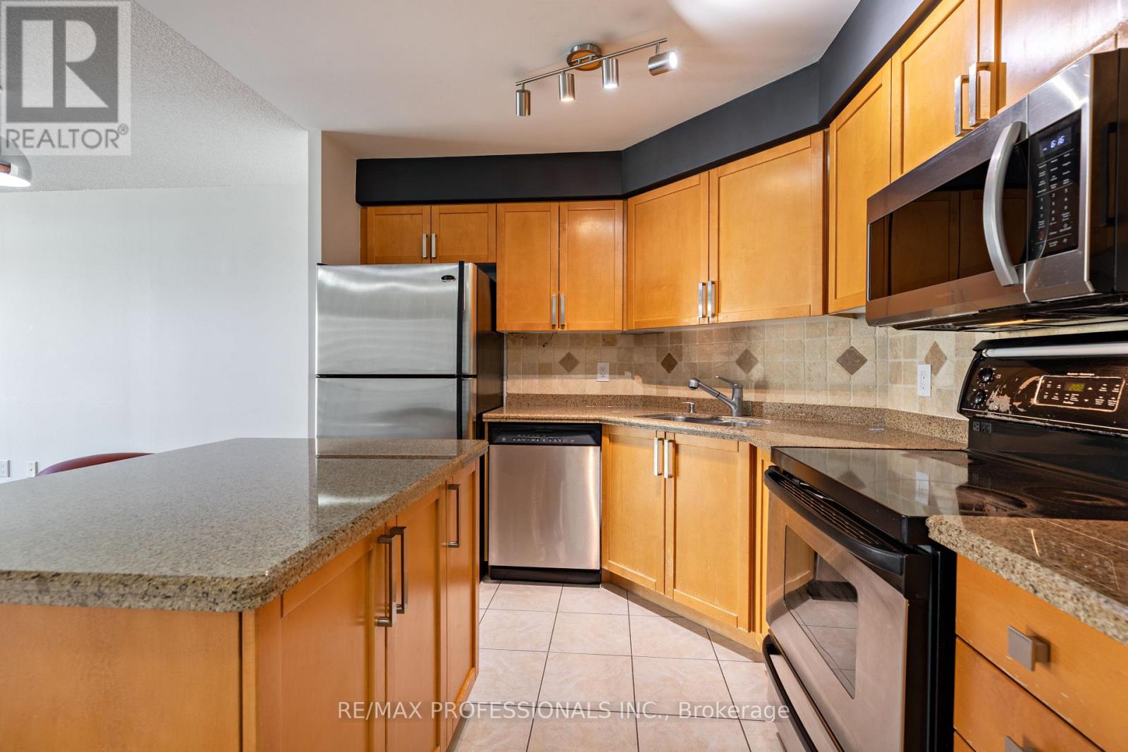 814 - 17 Michael Power Place, Toronto, Ontario M9A 5G5 - Photo 6 - W12518742