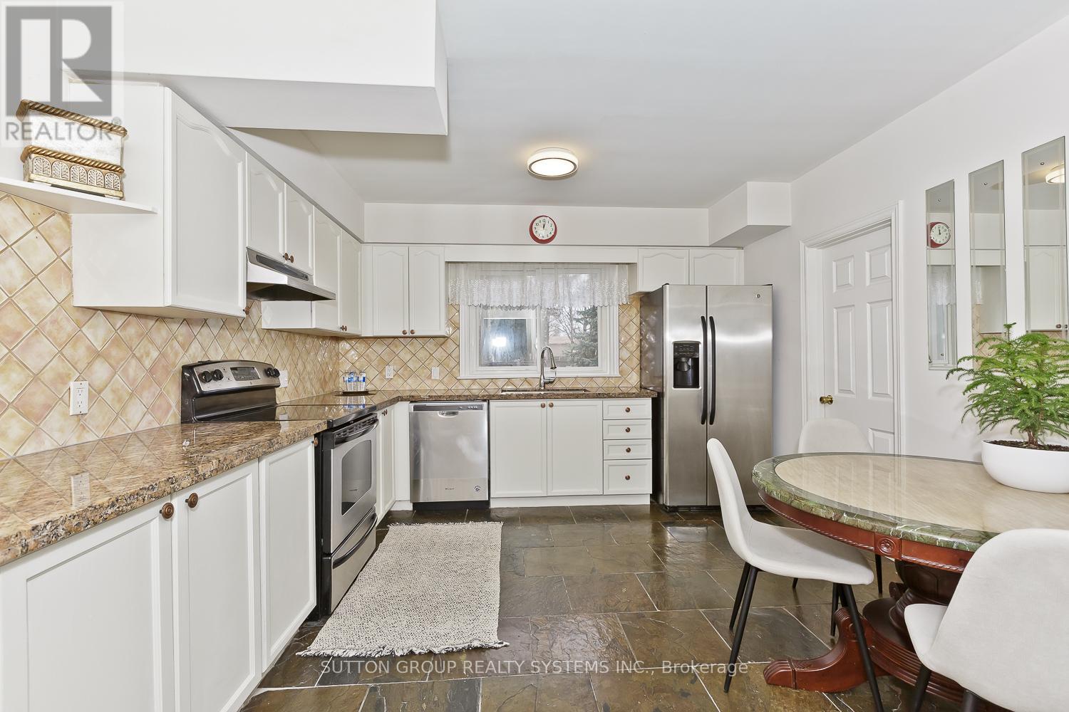 1236 Ogden Avenue, Mississauga, Ontario  L5E 2H4 - Photo 10 - W12524466