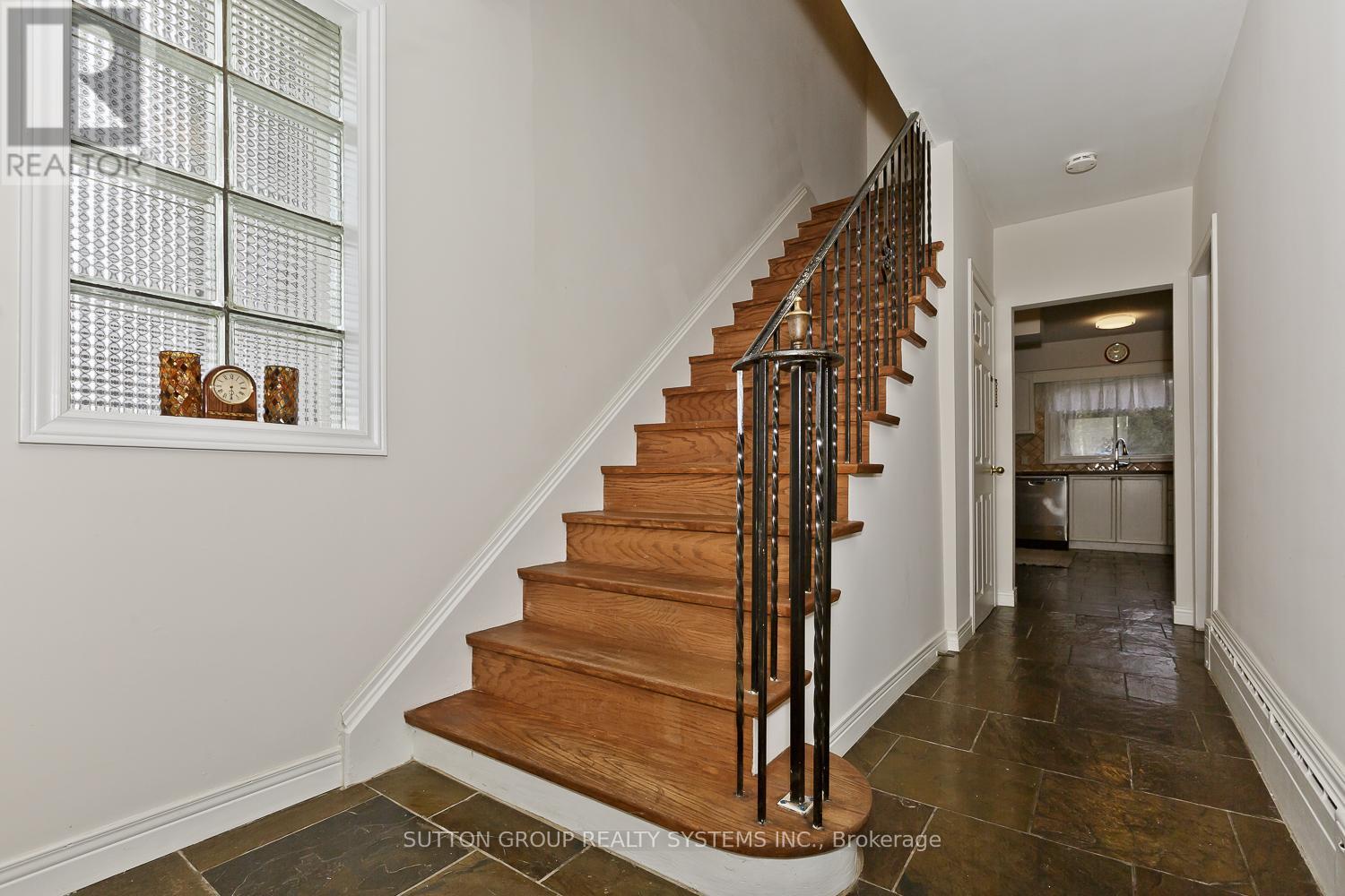 1236 Ogden Avenue, Mississauga, Ontario  L5E 2H4 - Photo 2 - W12524466