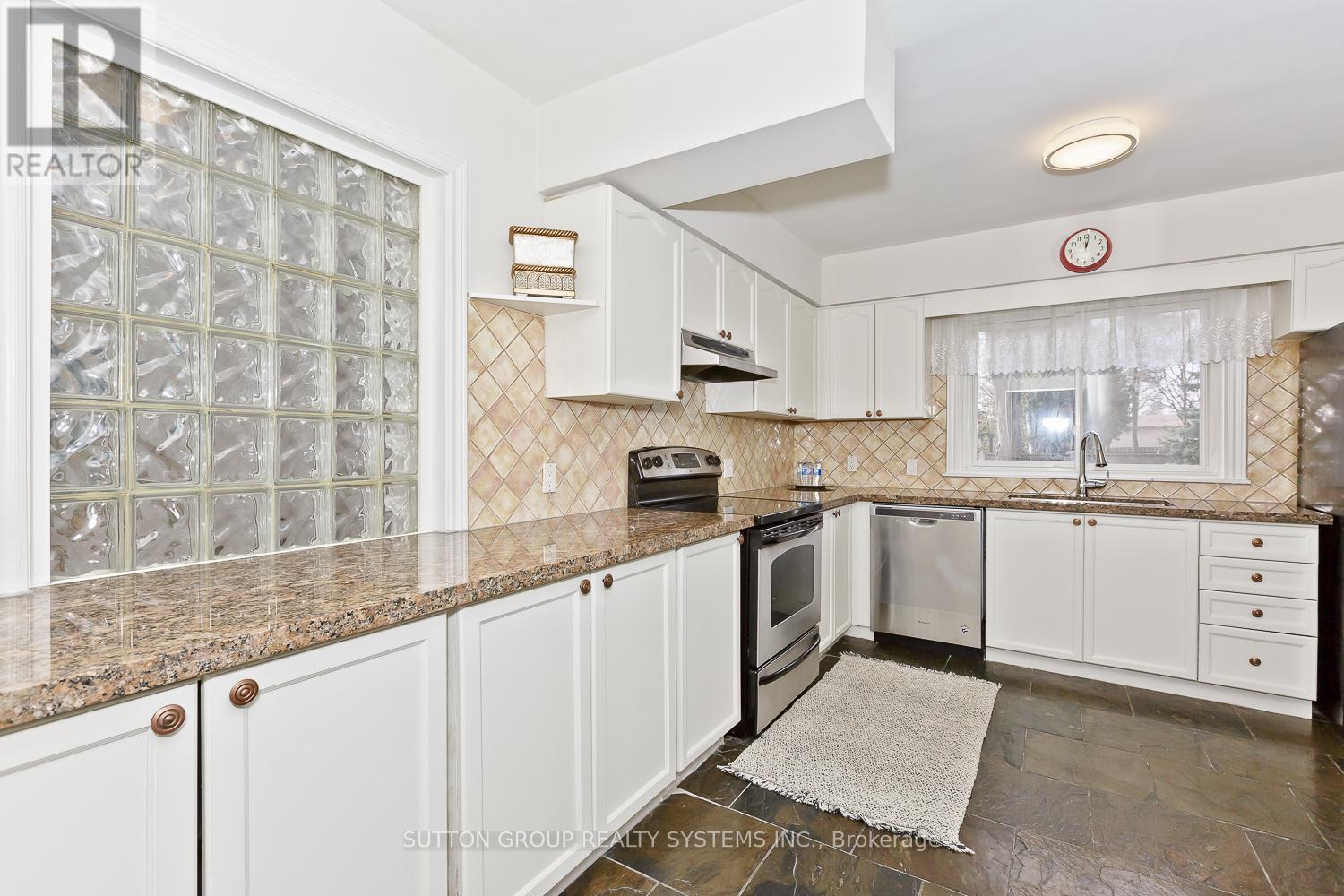 1236 Ogden Avenue, Mississauga, Ontario  L5E 2H4 - Photo 9 - W12524466