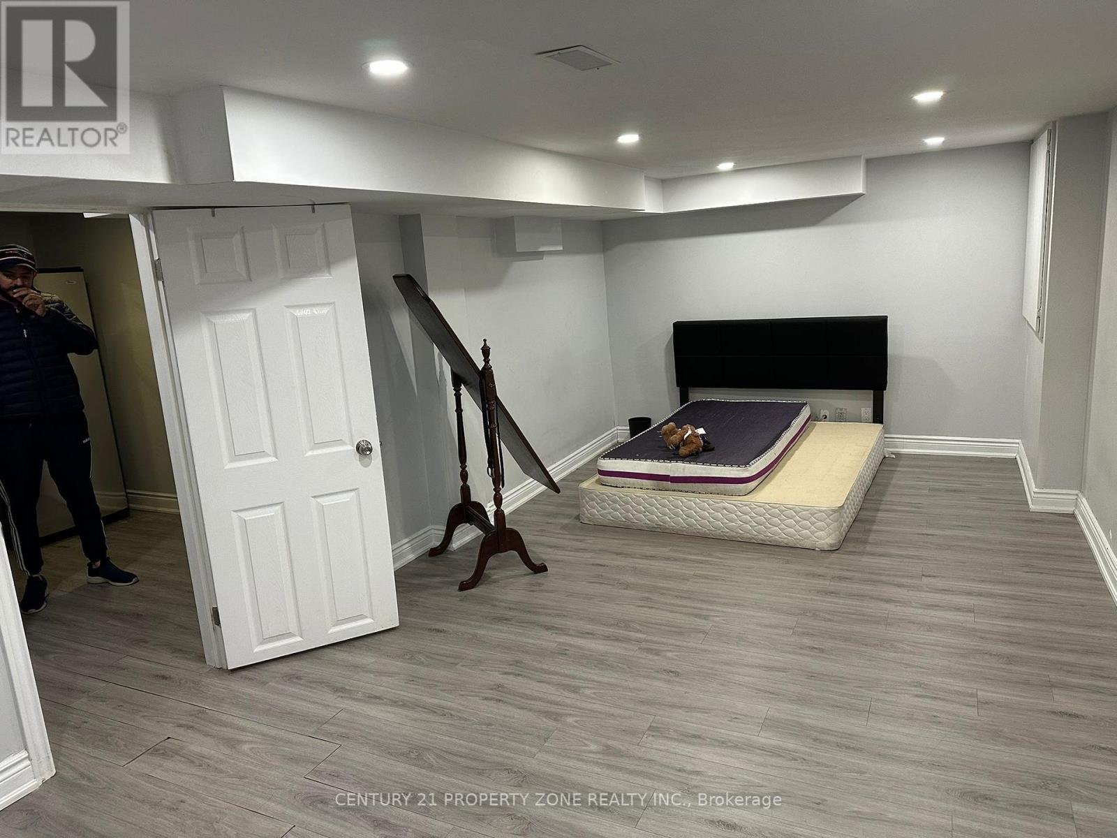 30 Cox Crescent, Brampton, Ontario  L6X 3G7 - Photo 2 - W12524476