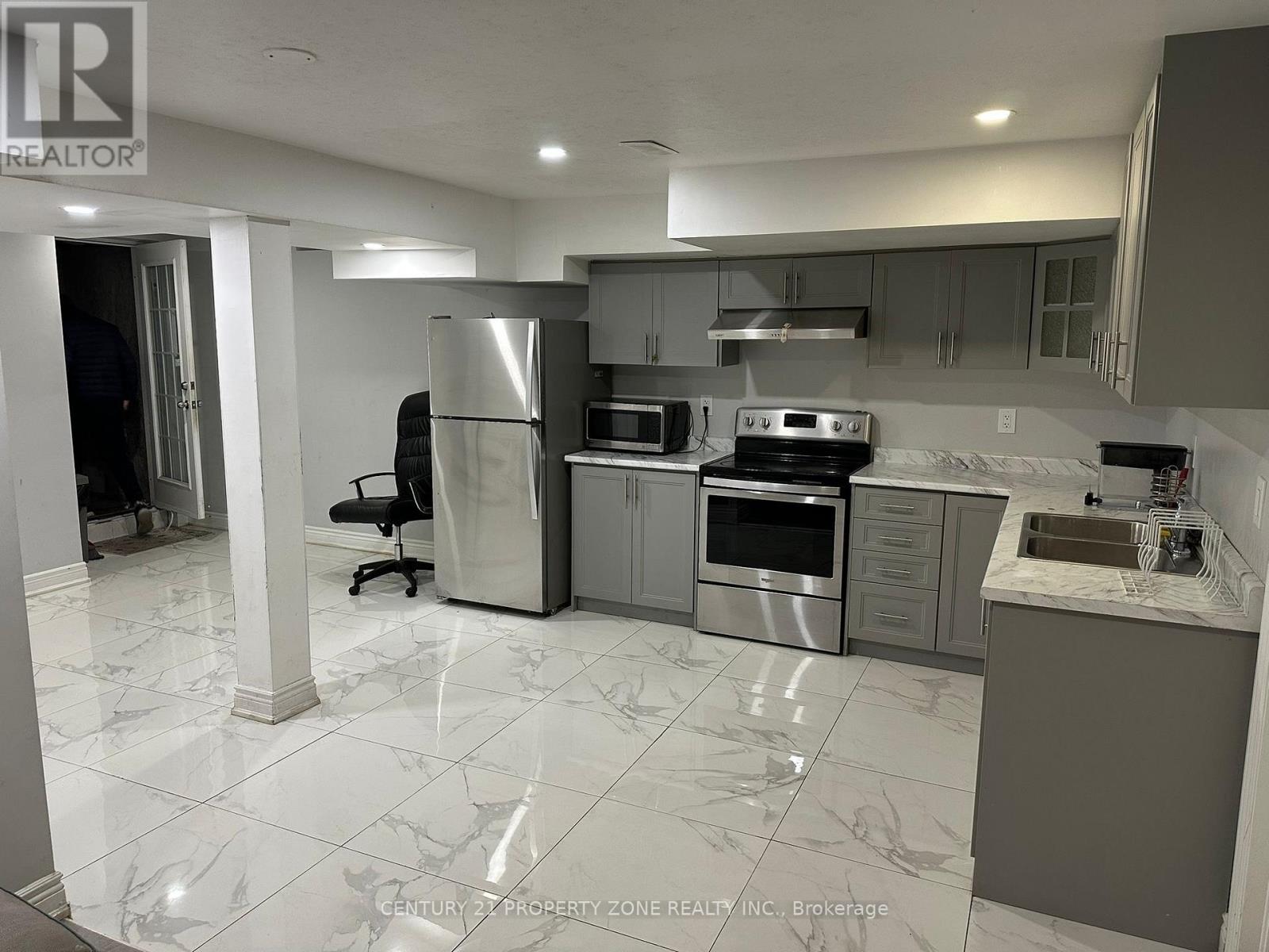 30 Cox Crescent, Brampton, Ontario  L6X 3G7 - Photo 4 - W12524476