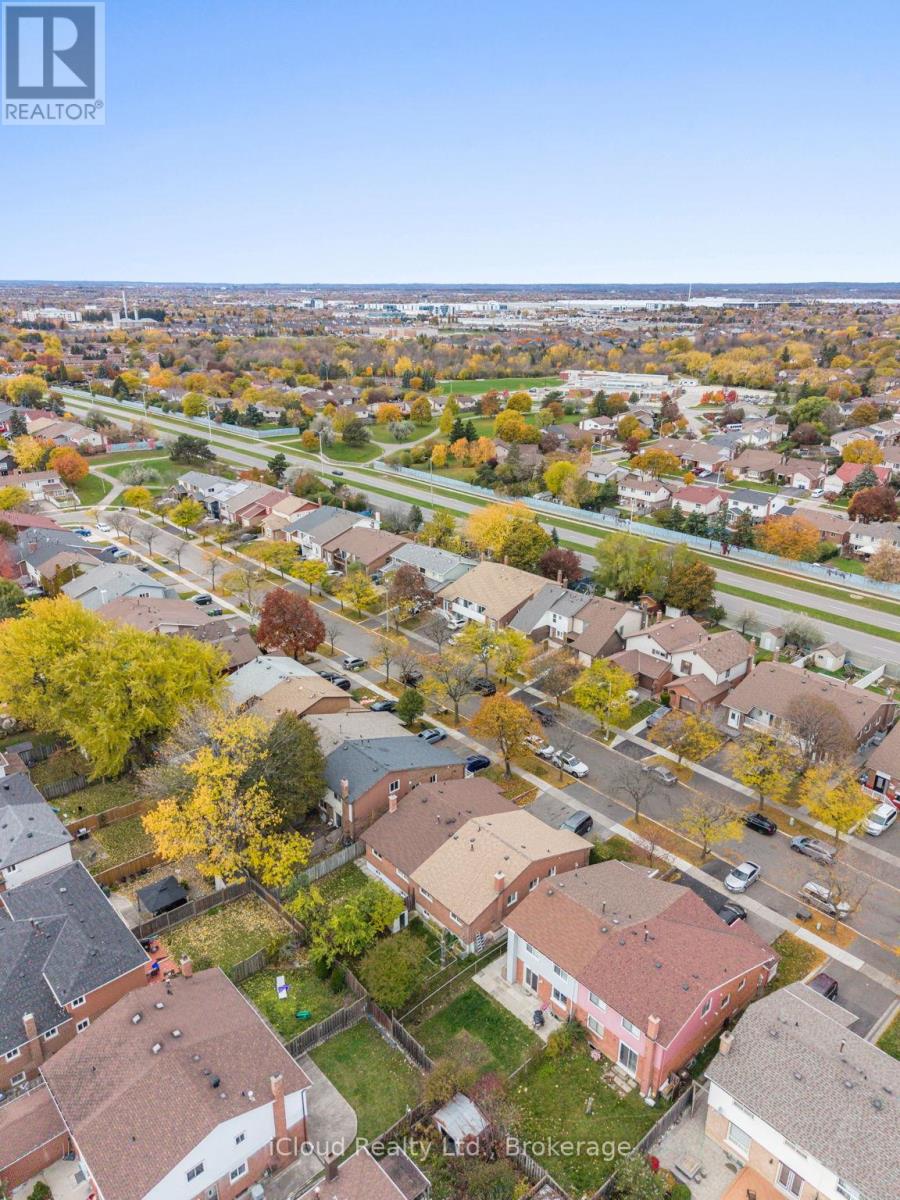 35 Carter Drive, Brampton, Ontario  L6V 3N4 - Photo 4 - W12524492