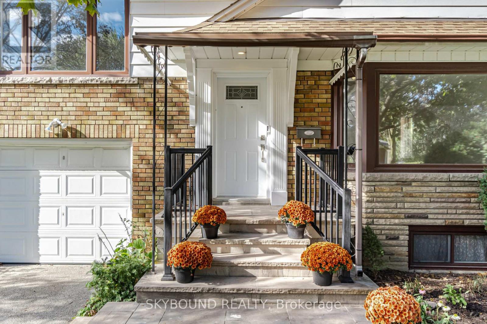 84 Eagle Road, Toronto, Ontario  M8Z 4J2 - Photo 5 - W12524522