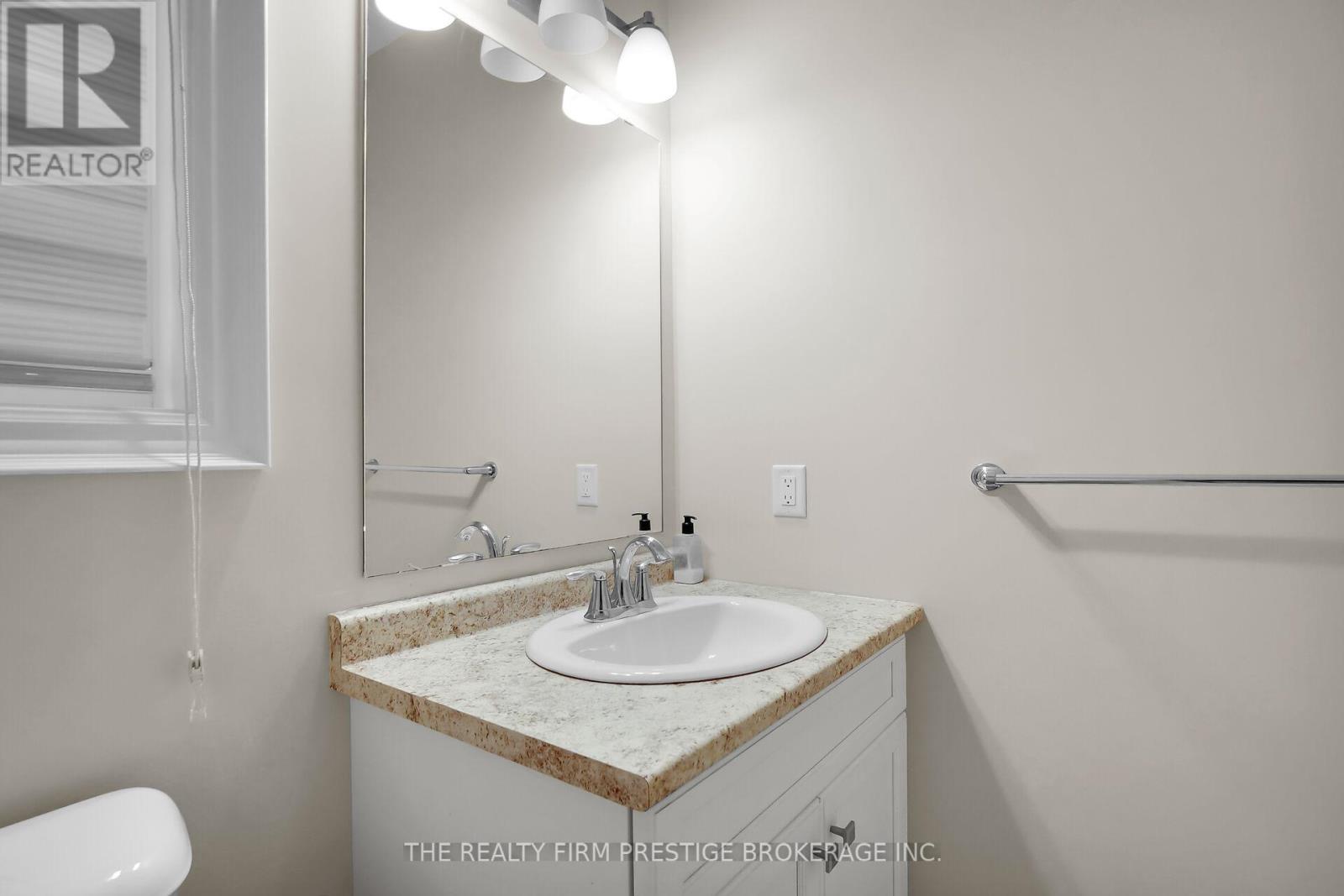 Upper - 2528 Holbrook Drive, London South, Ontario  N6M 1G5 - Photo 8 - X12524552