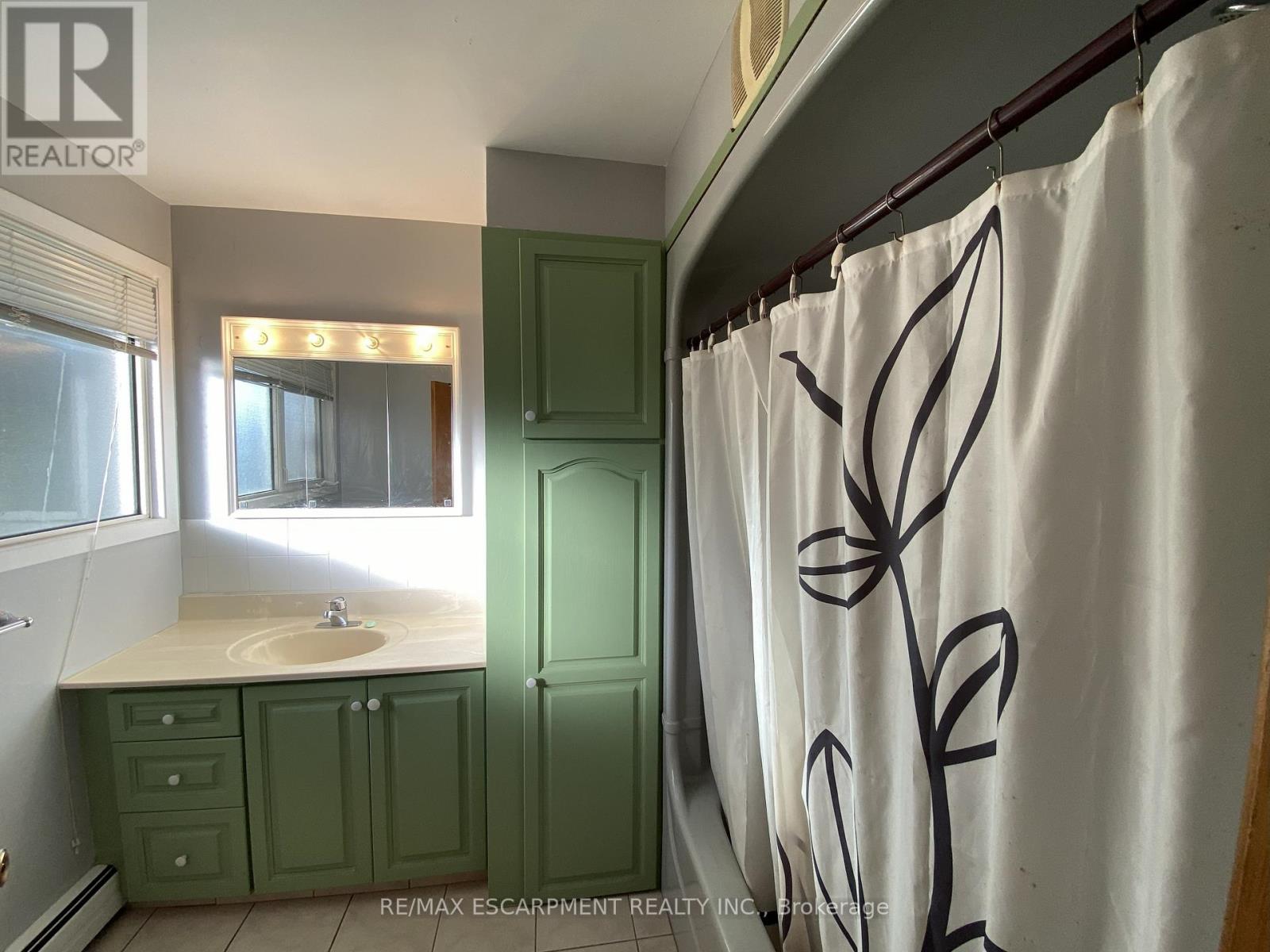 5220 Greenlane Road, Lincoln, Ontario L0R 1B3 - Photo 7 - X12524472