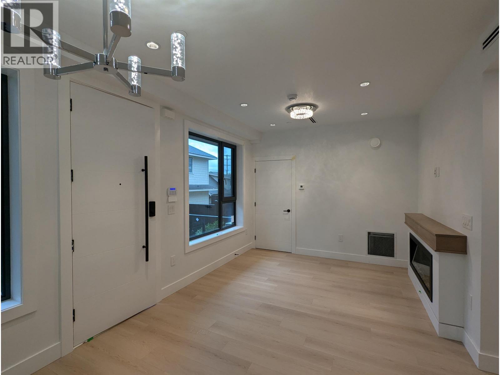 2 262 E 65th Avenue, Vancouver, British Columbia  V5X 2P4 - Photo 2 - R3065510