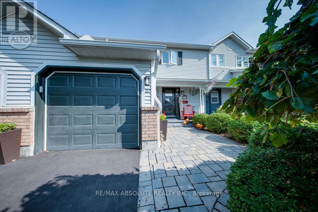 37 Randall James Drive, Ottawa, Ontario  K2S 1L9 - Photo 2 - X12524630