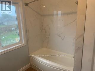 Upper Unit #1 - 33266 Pettit Road, Wainfleet, Ontario L0S 1V0 - Photo 3 - X12524658