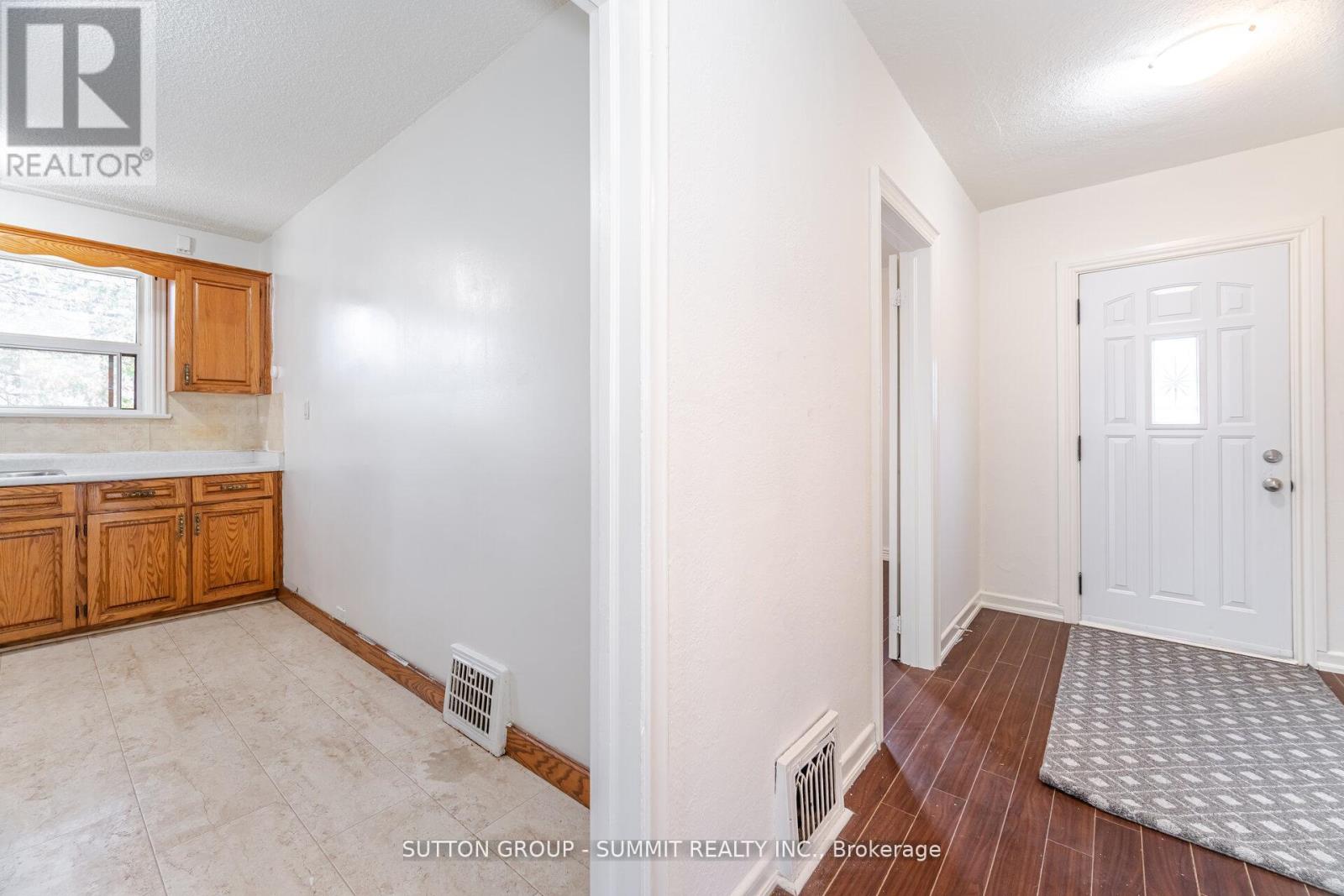 56 Ash Crescent, Toronto, Ontario  M8W 1E6 - Photo 11 - W12524594