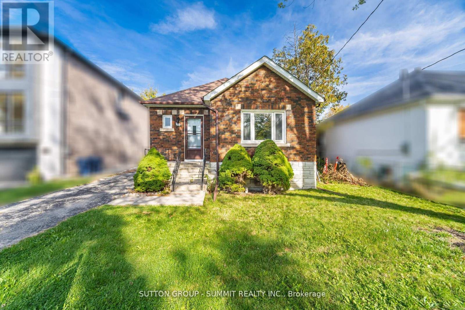 56 Ash Crescent, Toronto, Ontario  M8W 1E6 - Photo 2 - W12524594