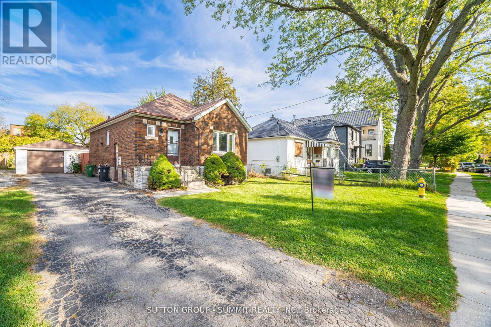 56 Ash Crescent, Toronto, Ontario  M8W 1E6 - Photo 4 - W12524594