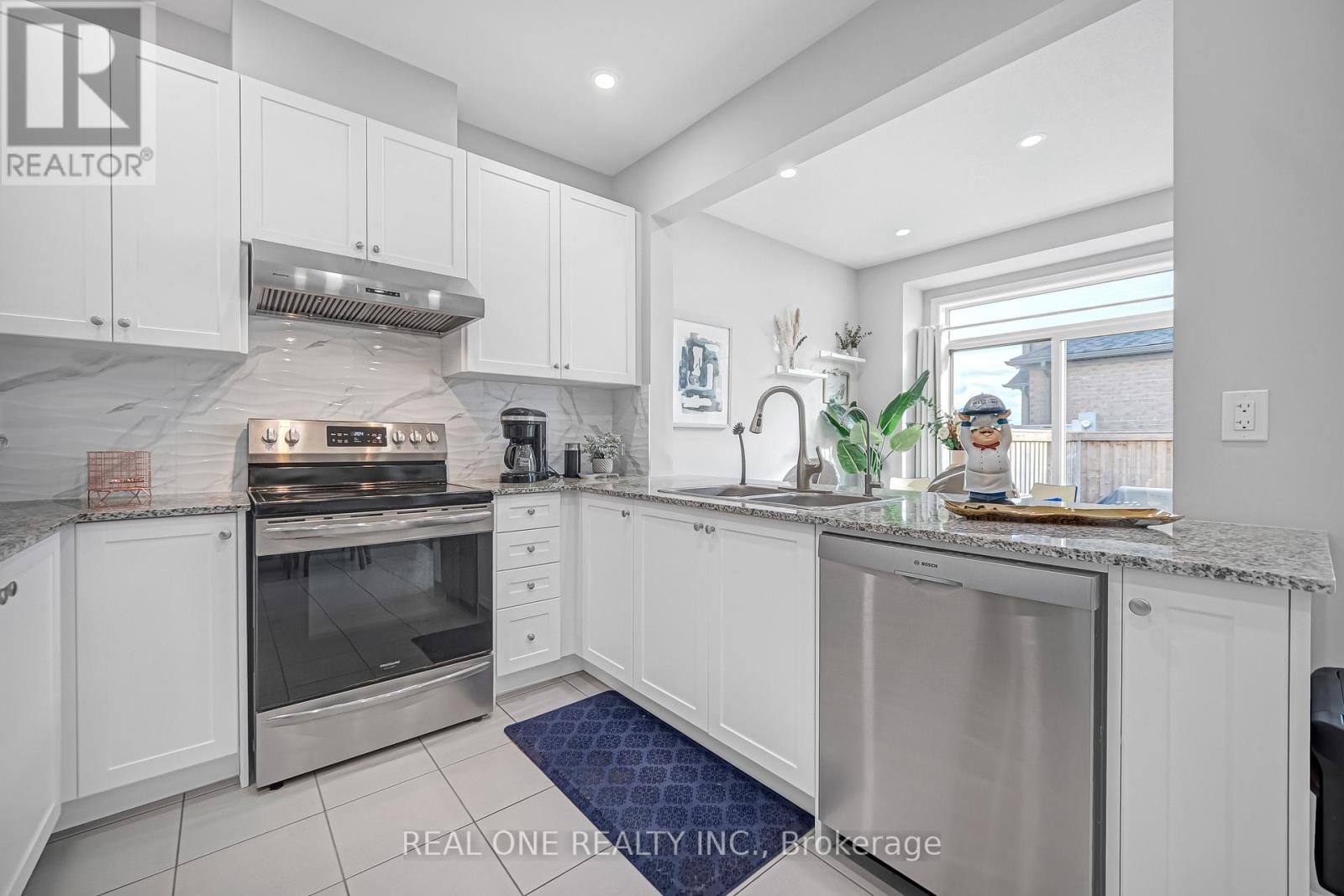 75 Fallharvest Way Road, Whitchurch-Stouffville, Ontario  L4A 4W4 - Photo 10 - N12524672