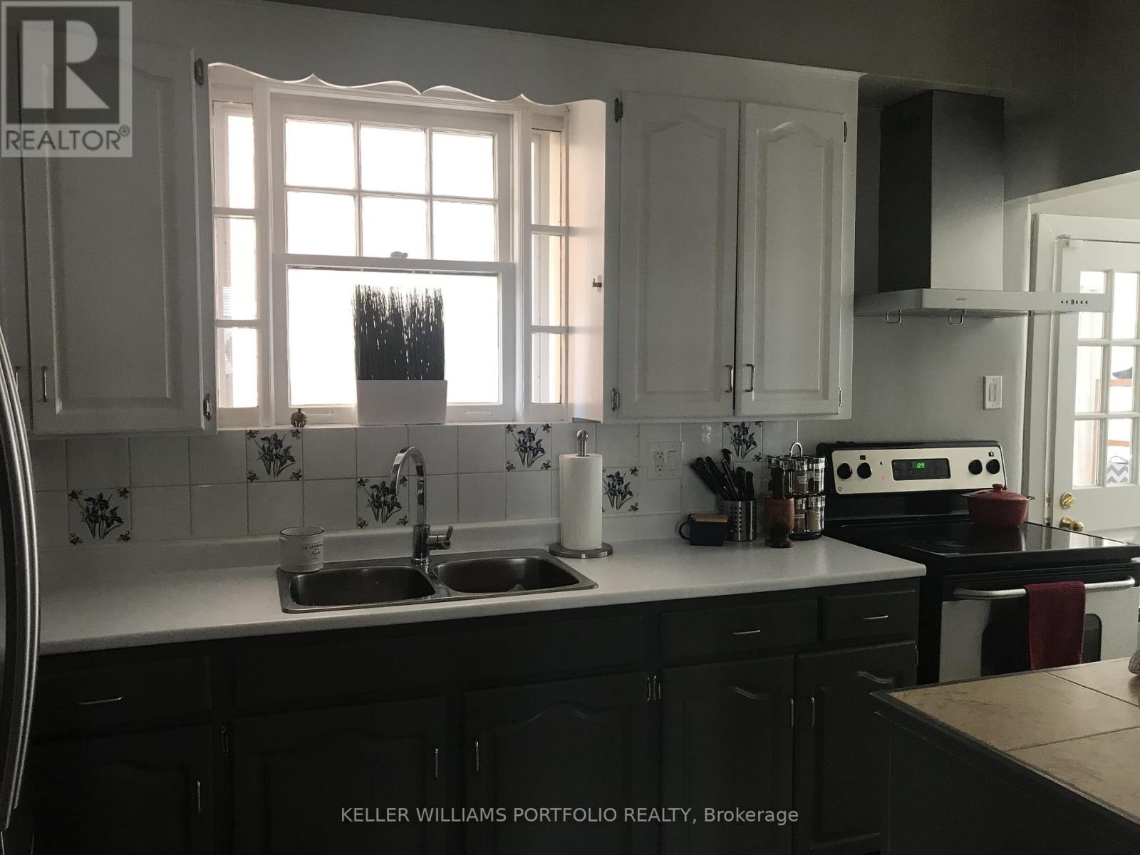 45 Sharron Drive, Toronto, Ontario  M4G 2A7 - Photo 14 - C12524722