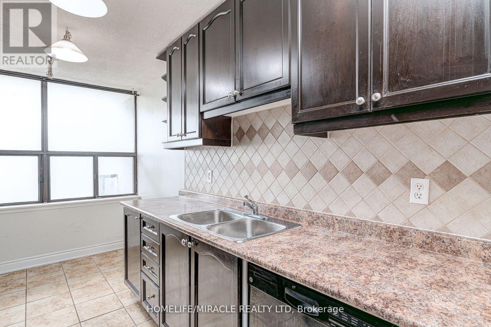 1004 - 17 Knightsbridge Road, Brampton, Ontario  L6T 3X9 - Photo 10 - W12524740