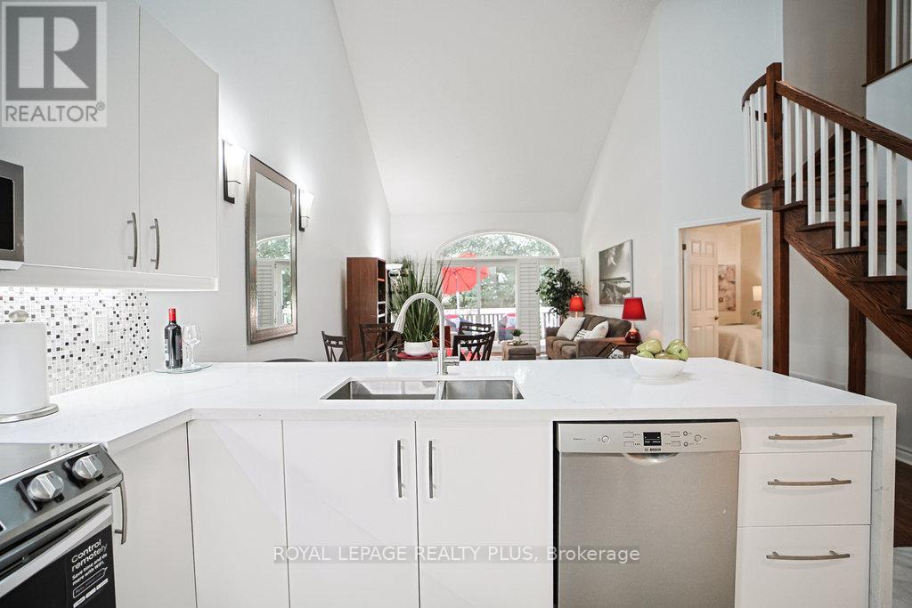 6 - 1010 Cristina Court, Mississauga, Ontario  L5J 4T7 - Photo 14 - W12405403