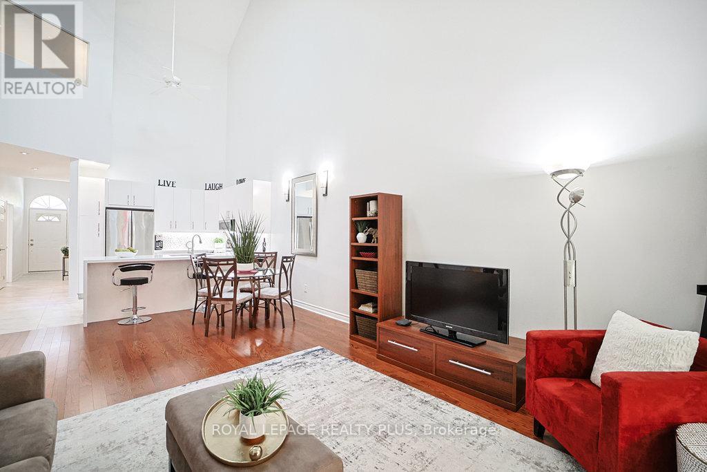 6 - 1010 Cristina Court, Mississauga, Ontario  L5J 4T7 - Photo 9 - W12405403