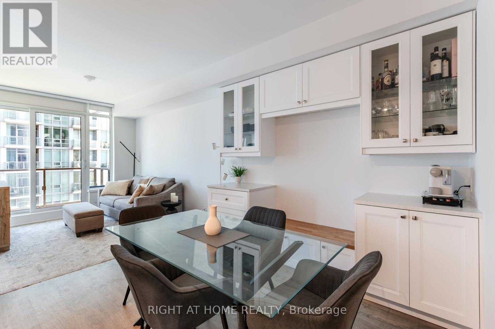 1806 - 1926 Lake Shore Boulevard W, Toronto, Ontario M6S 0B1 - Photo 2 - W12481797