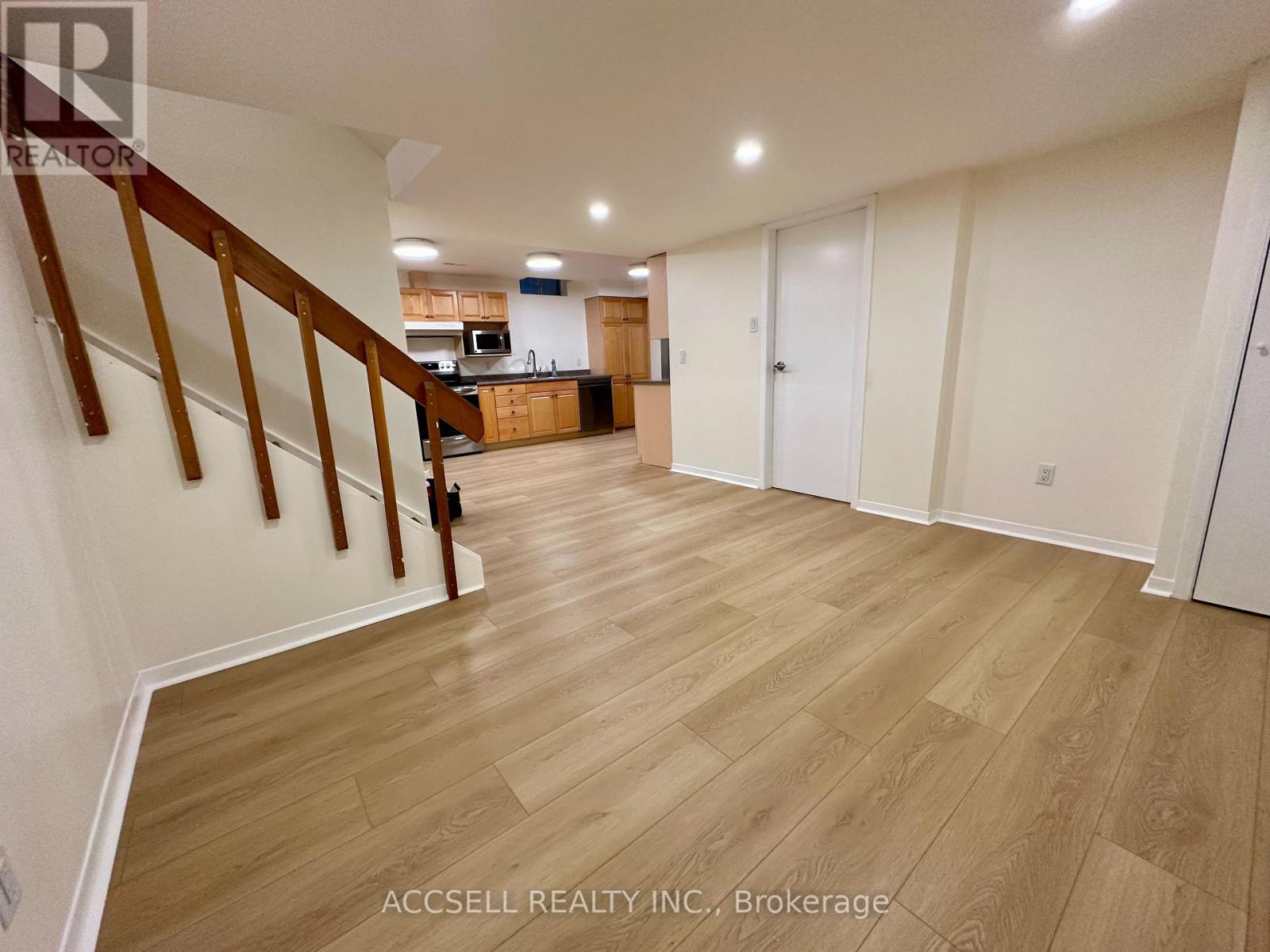 700 Willowbank Trail, Mississauga, Ontario  L4W 3L9 - Photo 10 - W12524772