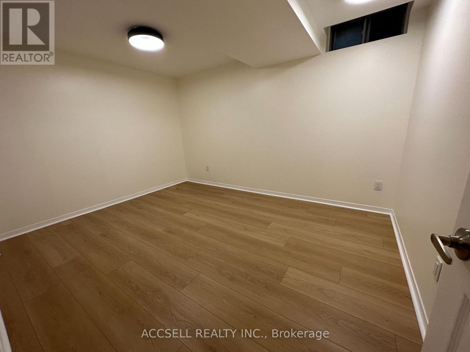 700 Willowbank Trail, Mississauga, Ontario  L4W 3L9 - Photo 11 - W12524772