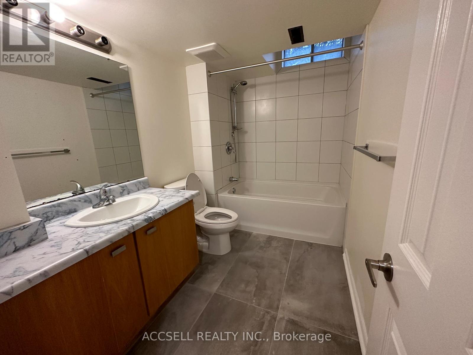 700 Willowbank Trail, Mississauga, Ontario  L4W 3L9 - Photo 15 - W12524772