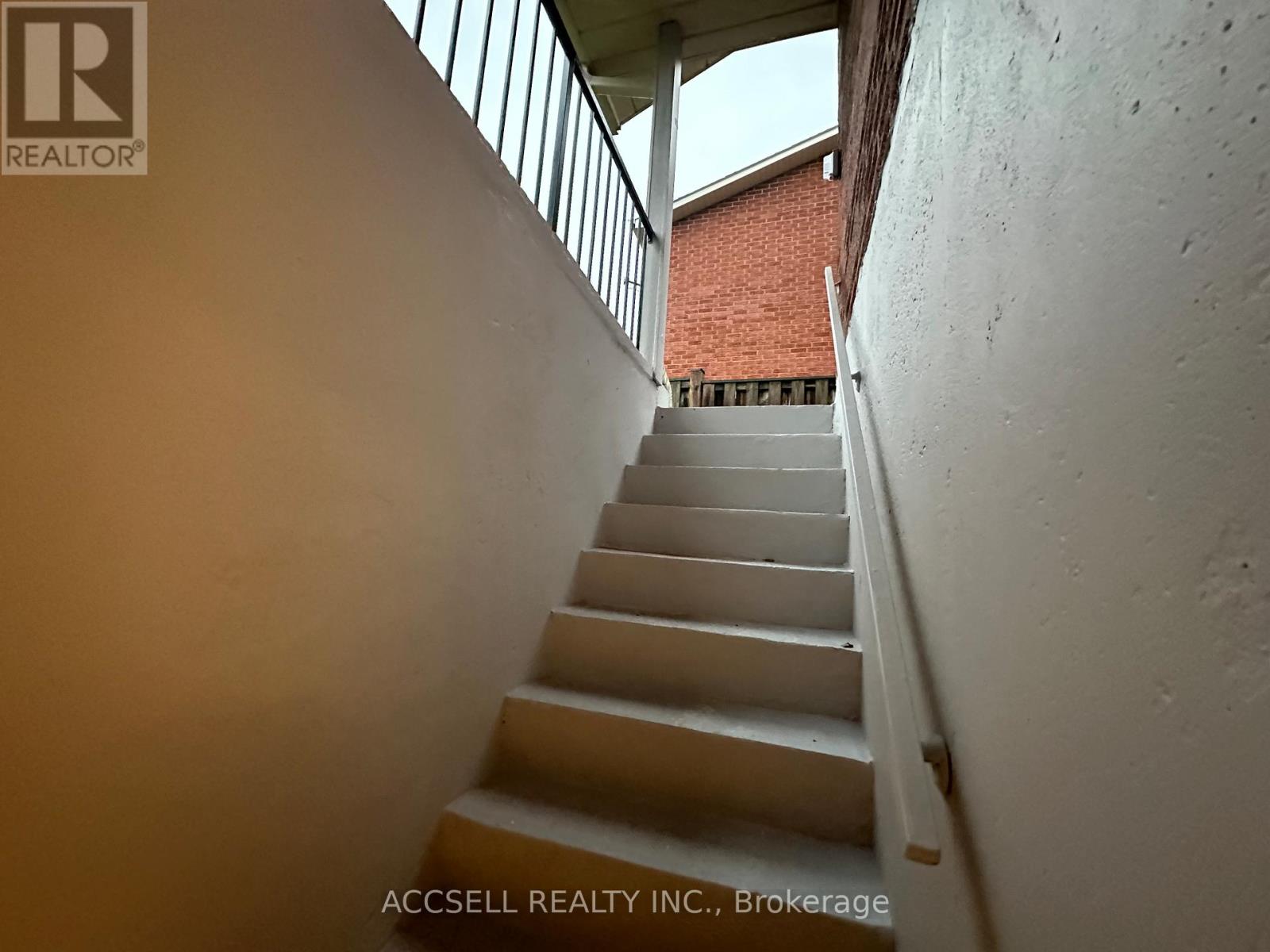 700 Willowbank Trail, Mississauga, Ontario  L4W 3L9 - Photo 3 - W12524772