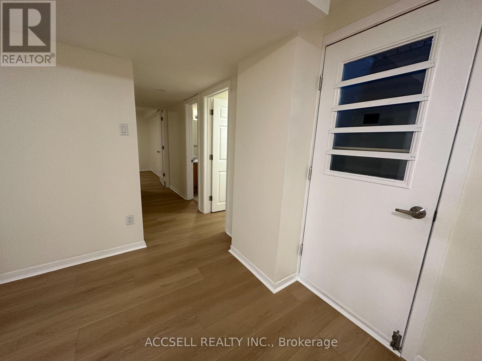 700 Willowbank Trail, Mississauga, Ontario  L4W 3L9 - Photo 4 - W12524772