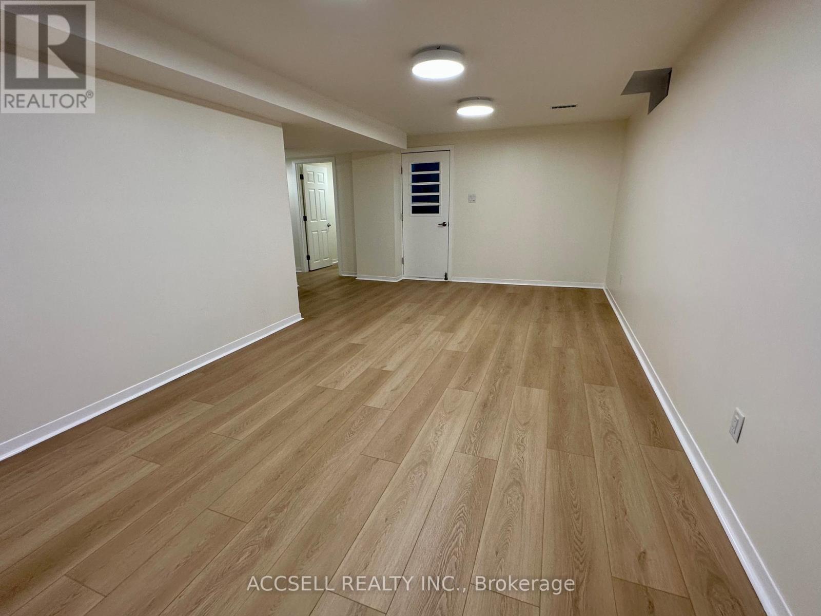 700 Willowbank Trail, Mississauga, Ontario  L4W 3L9 - Photo 5 - W12524772