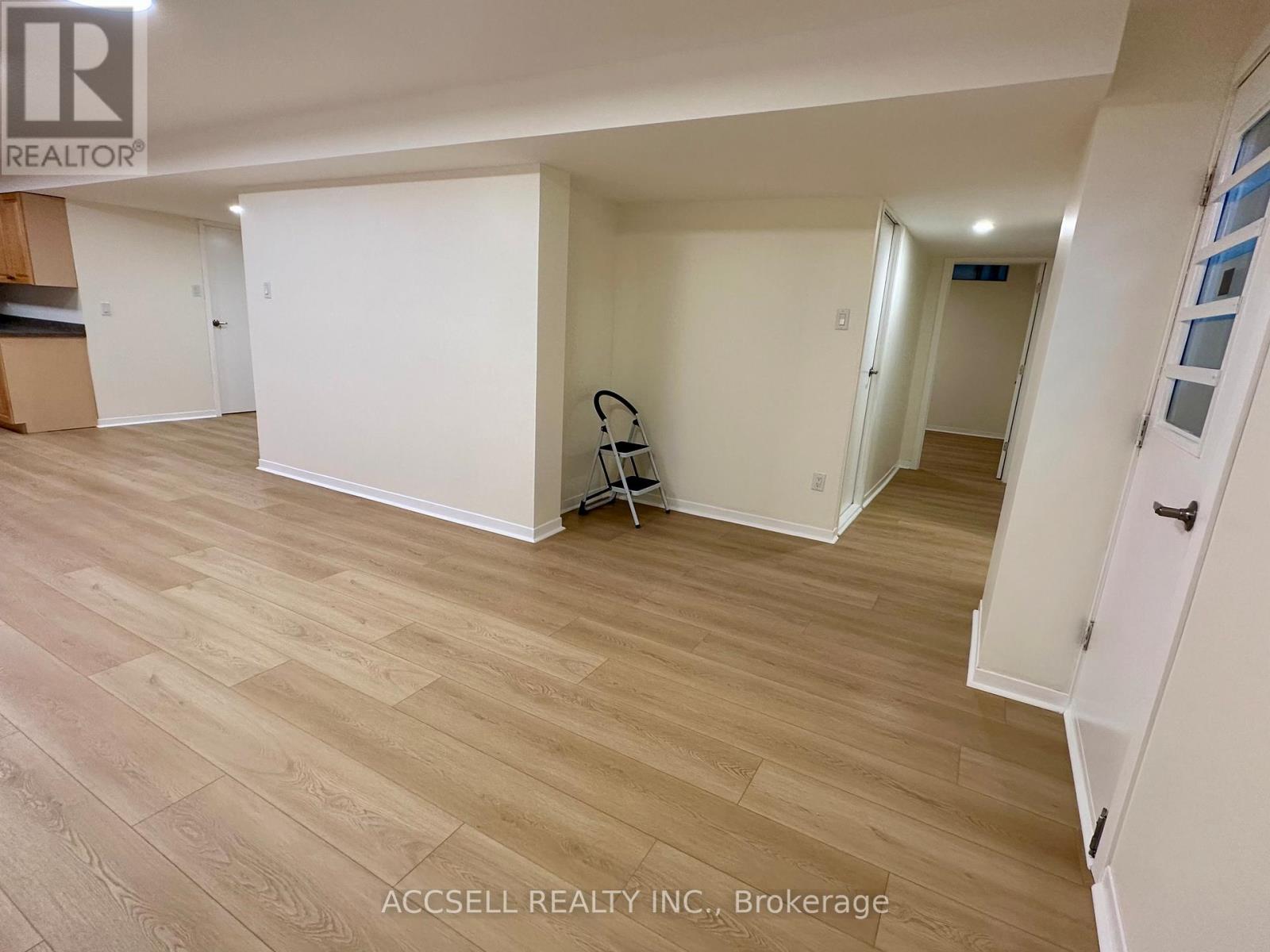 700 Willowbank Trail, Mississauga, Ontario  L4W 3L9 - Photo 6 - W12524772