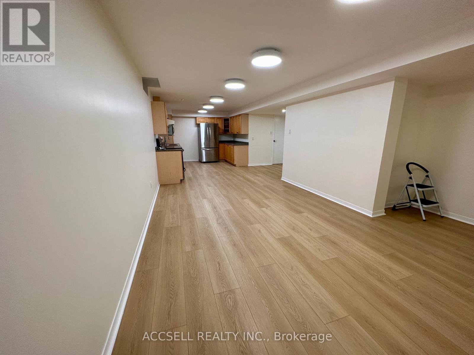 700 Willowbank Trail, Mississauga, Ontario  L4W 3L9 - Photo 7 - W12524772