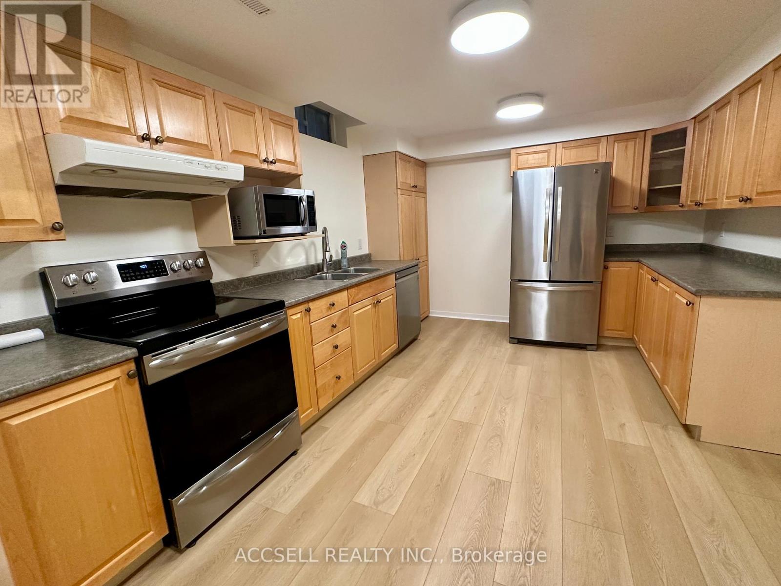 700 Willowbank Trail, Mississauga, Ontario  L4W 3L9 - Photo 8 - W12524772