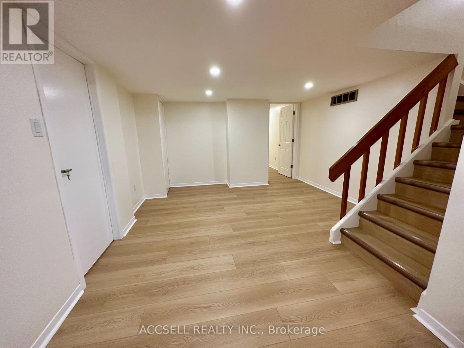 700 Willowbank Trail, Mississauga, Ontario  L4W 3L9 - Photo 9 - W12524772