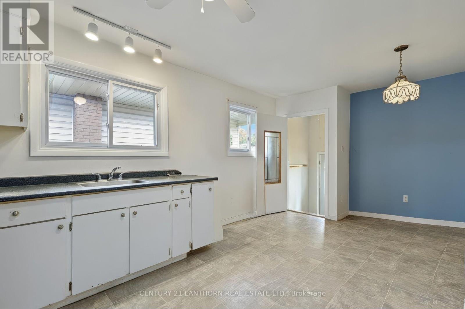 4 Highview Crescent, Belleville, Ontario  K8P 3G4 - Photo 6 - X12524822