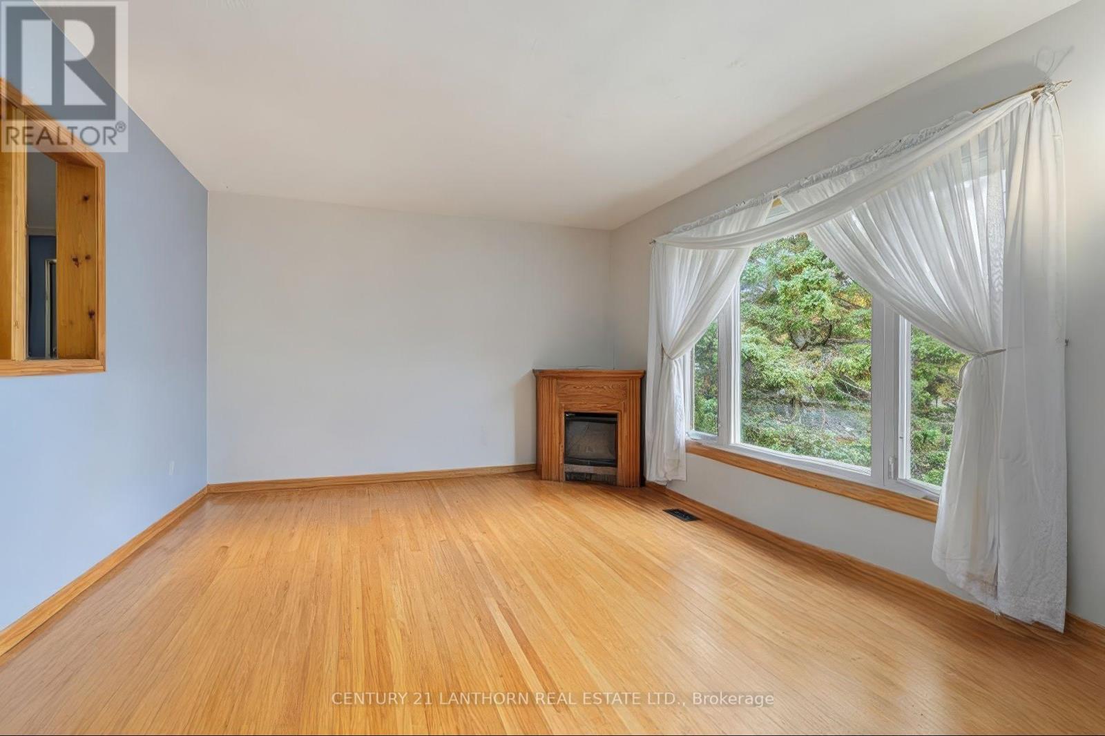 4 Highview Crescent, Belleville, Ontario  K8P 3G4 - Photo 8 - X12524822