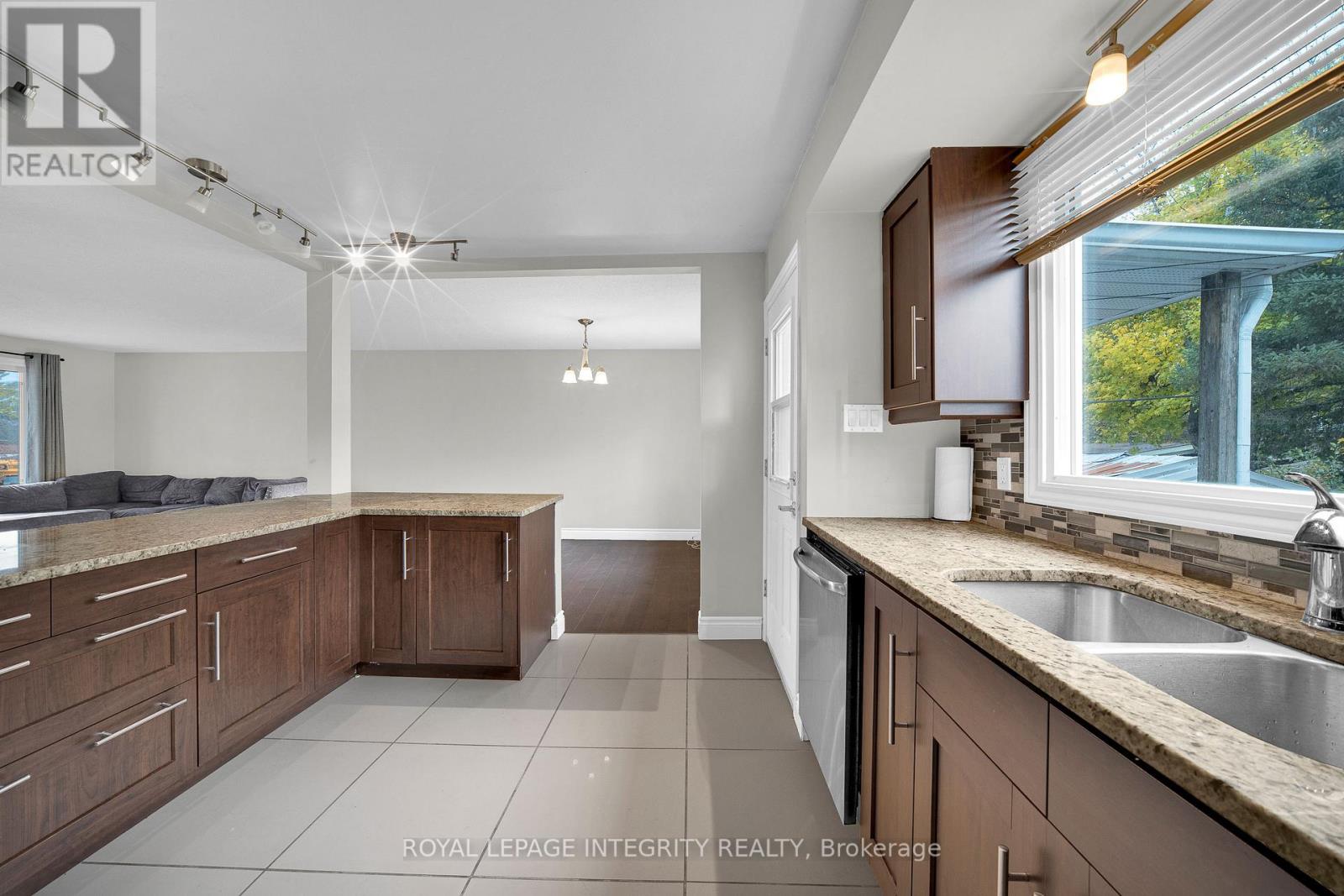 A - 1896 Featherston Drive, Ottawa, Ontario  K1H 6P5 - Photo 11 - X12524826