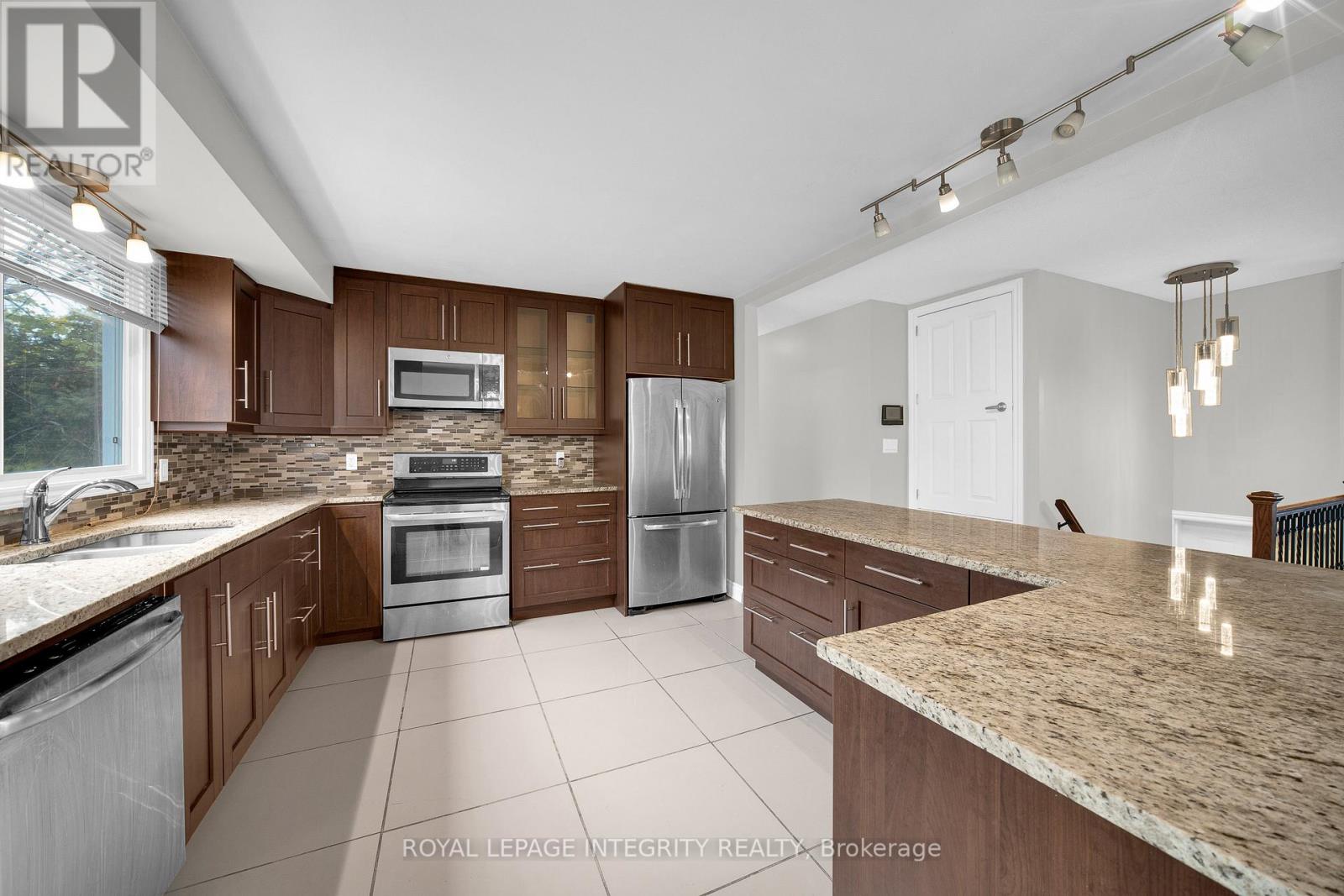 A - 1896 Featherston Drive, Ottawa, Ontario  K1H 6P5 - Photo 9 - X12524826