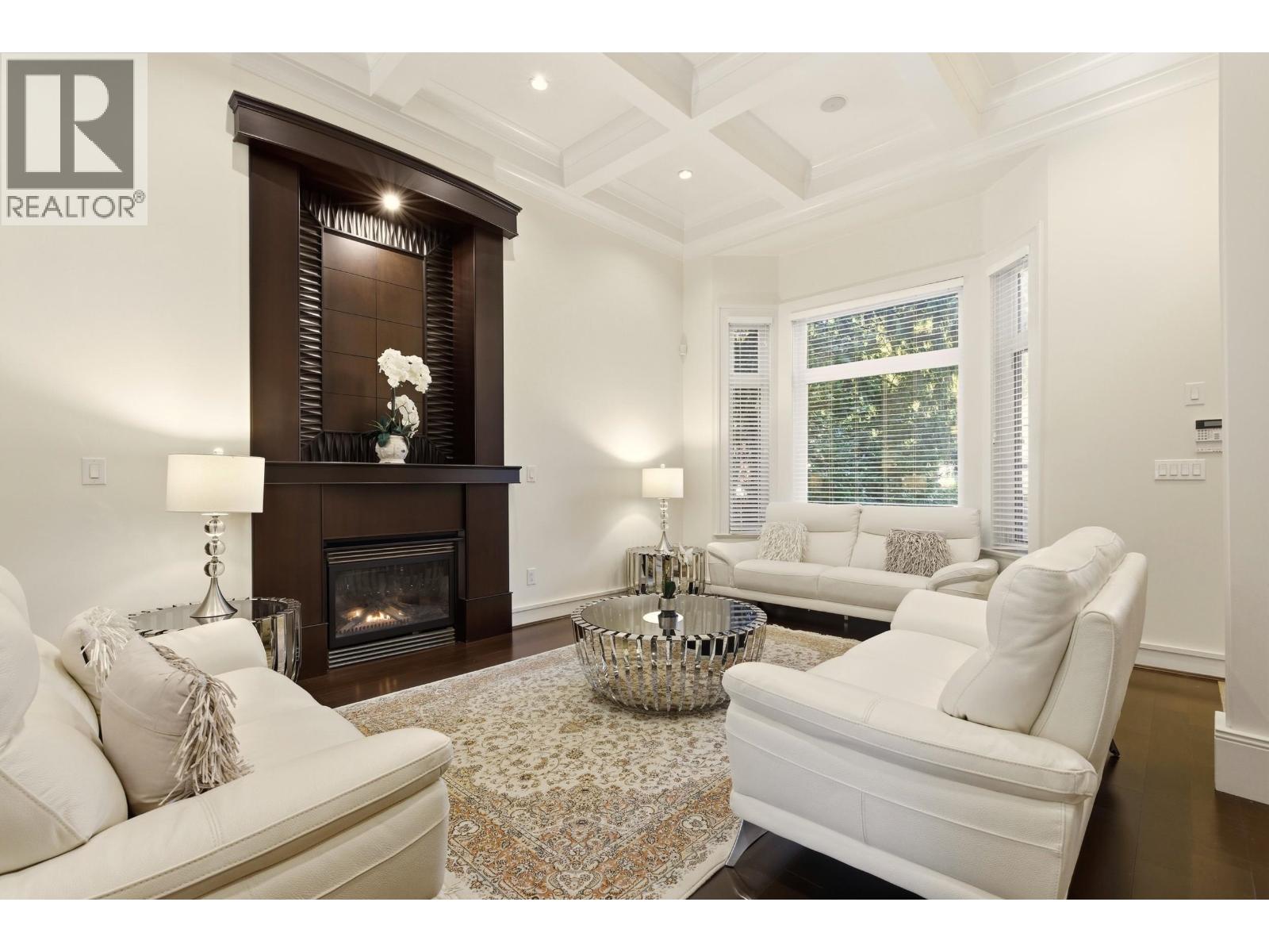 1017 Canyon Boulevard, North Vancouver, British Columbia  V7R 2K3 - Photo 2 - R3064098