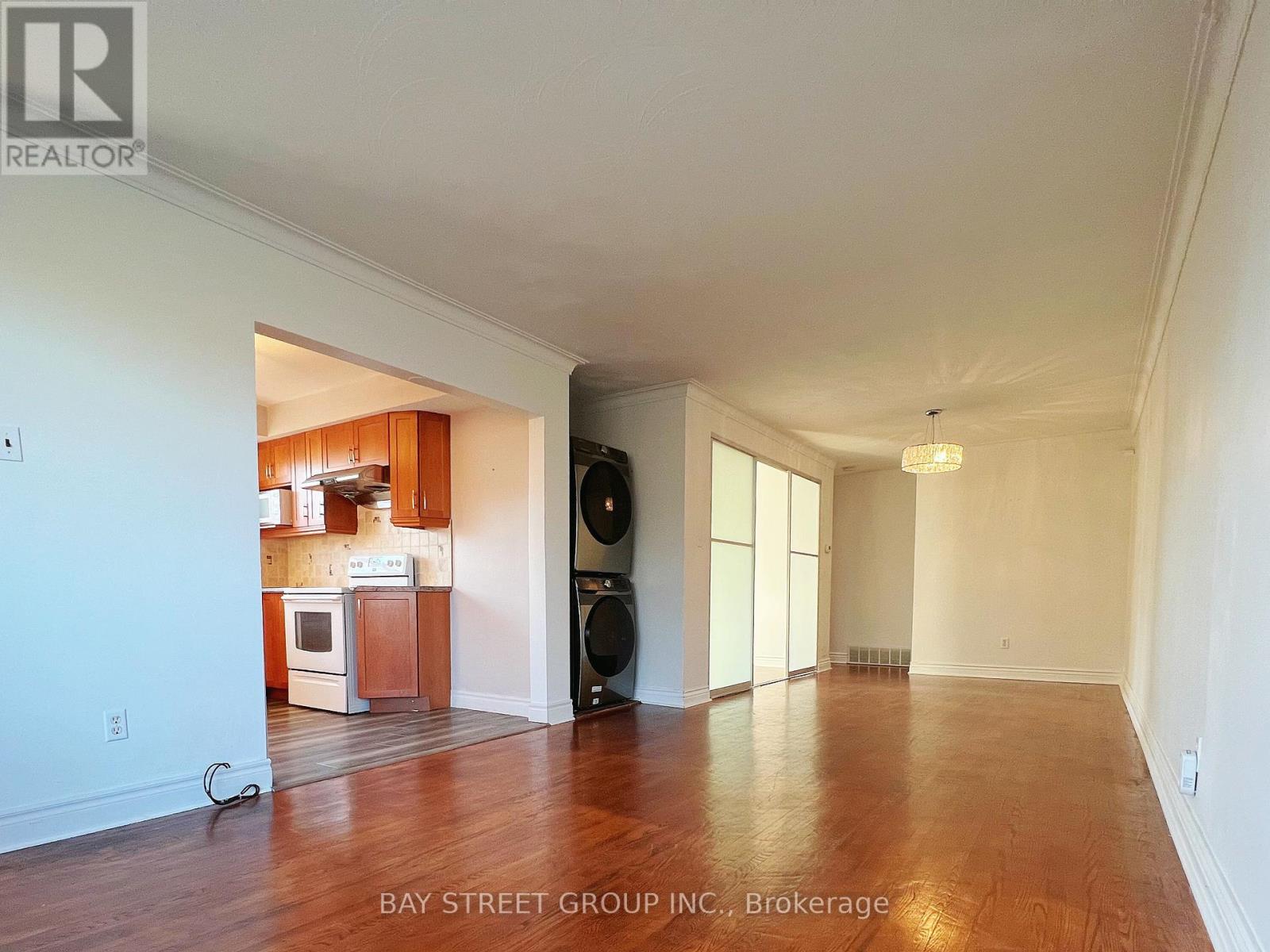 382 Blue Grass Boulevard, Richmond Hill, Ontario  L4C 3H4 - Photo 3 - N12524854