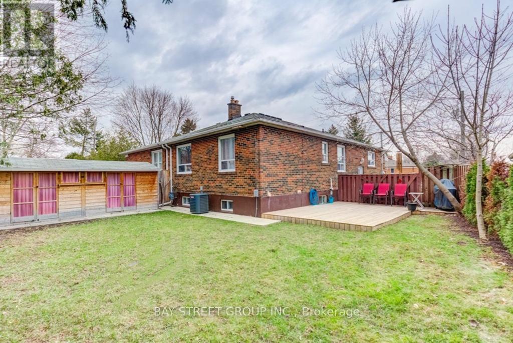 382 Blue Grass Boulevard, Richmond Hill, Ontario  L4C 3H4 - Photo 7 - N12524854