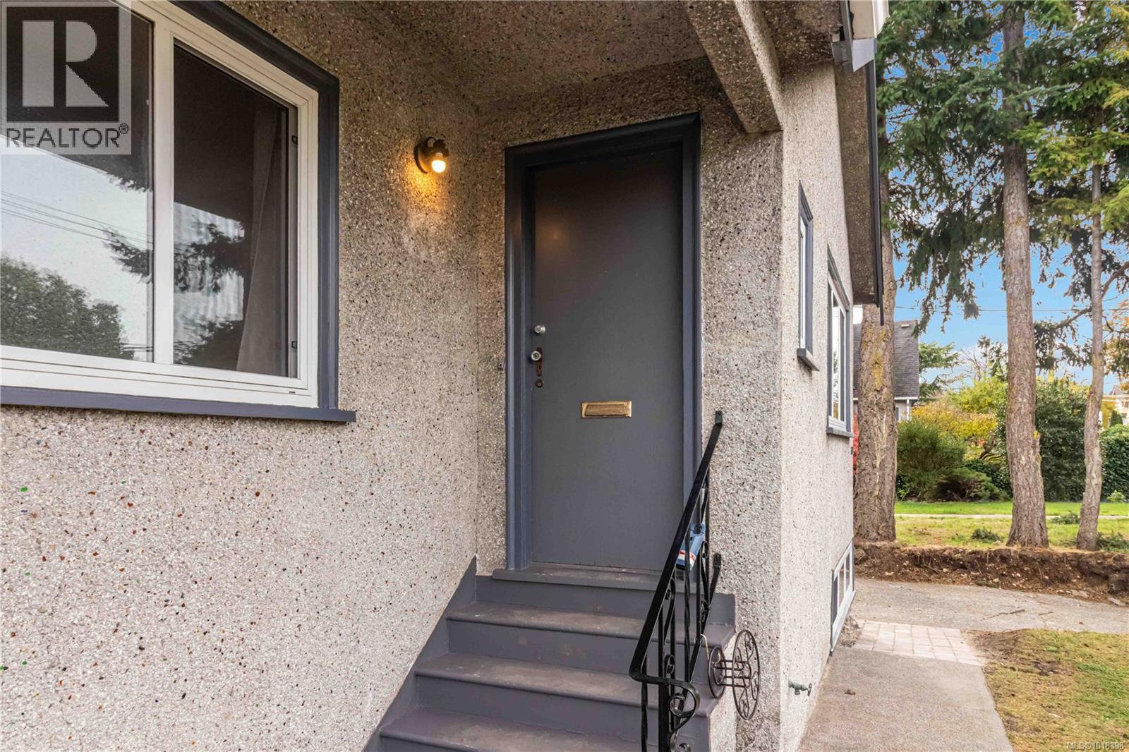 1835 Fernwood Rd, Victoria, British Columbia  V8T 2Y5 - Photo 9 - 1018398