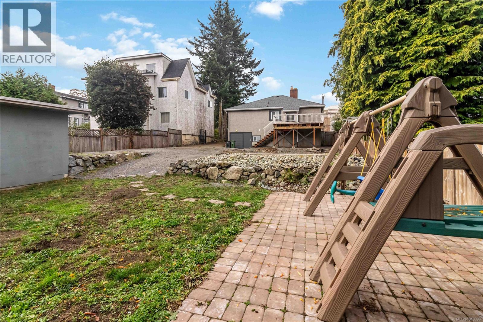 1835 Fernwood Rd, Victoria, British Columbia  V8T 2Y5 - Photo 50 - 1018398