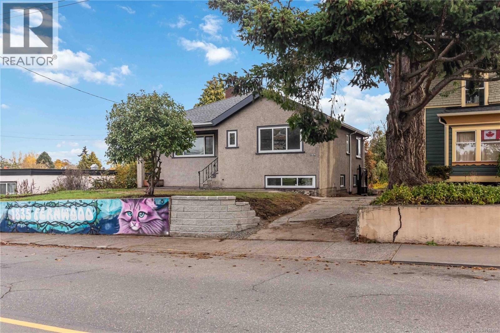 1835 Fernwood Rd, Victoria, British Columbia  V8T 2Y5 - Photo 2 - 1018398