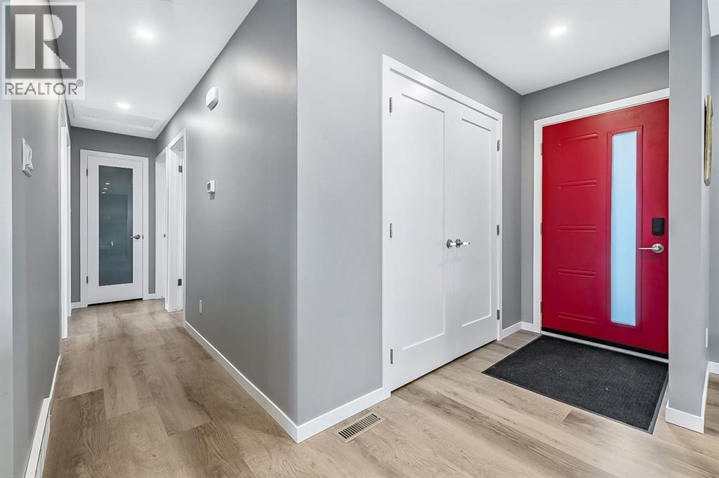 128 Queen Alexandra Close Se, Calgary, Alberta  T2J 3P8 - Photo 3 - A2262916